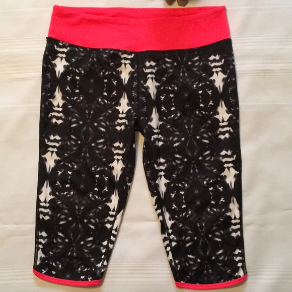 Capris printed leggings | Fabletics - Picture 2 of 8